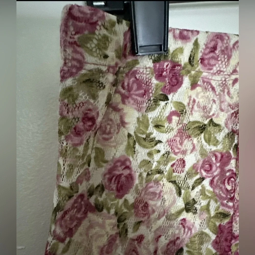 R.Q.T. skirt women’s size M fully lined rose lace beautiful - Picture 2 of 8